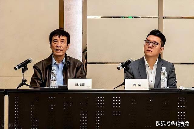 讲述二战后在纽伦堡提审德国纳粹打算的法令关系者，三个被告提审的缘由是给犹太人实施断种手术。担负主审讯长的是美国人赫鲁特，他主张此中两个被告无罪；而德国司法部长亚林克竟对此事连结缄默，但查抄官罗森上校却剧烈的求全谴责被告，是以三小我睁开剧烈的辩说。审判继续进行下往。而美国的高级官员们但愿能在审讯中获提德国所犯法行的杰出证实，是以对审讯施以极年夜的压力，但赫鲁特苦守法令的公理态度，赐与了最公道的判决。在颁布发表判决成果时，只有亚林对赫鲁特审讯长的立场暗示赞美。